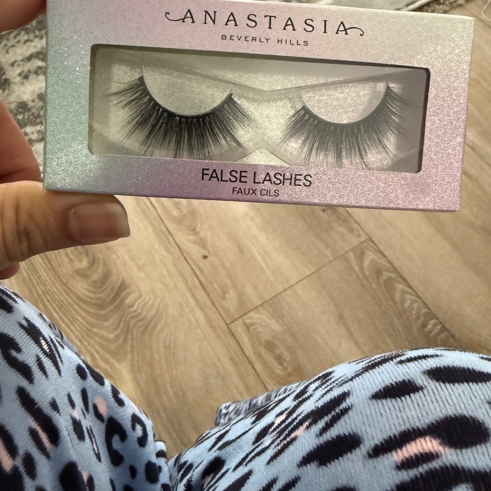 Anastasia Beverly Hills Voluminous Black Lashes - Picture 2 of 3